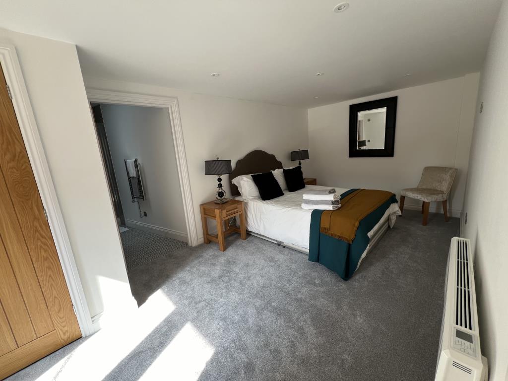 Lot: 140 - TOWN CENTRE FULLY REFURBISHED GROUND FLOOR FLAT - General view of double bedroom